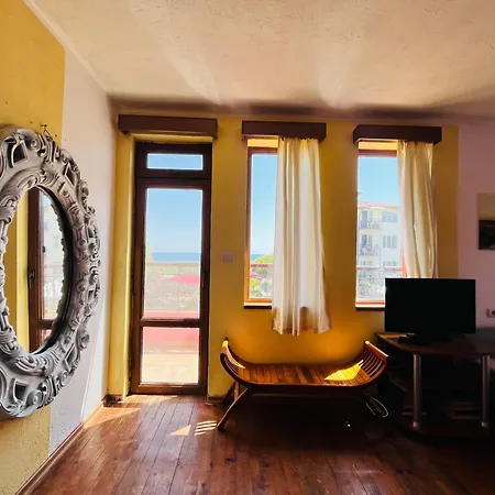 Brunette Beauties & Sinemorets Affittacamere 3*