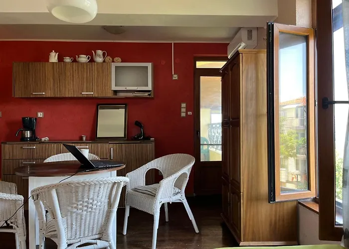 Brunette Beauties & Sinemorets Sinemoretz