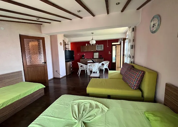 Brunette Beauties & Sinemorets Affittacamere 3*