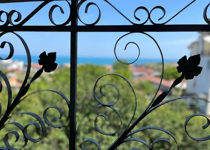 Brunette Beauties & Sinemorets Affittacamere