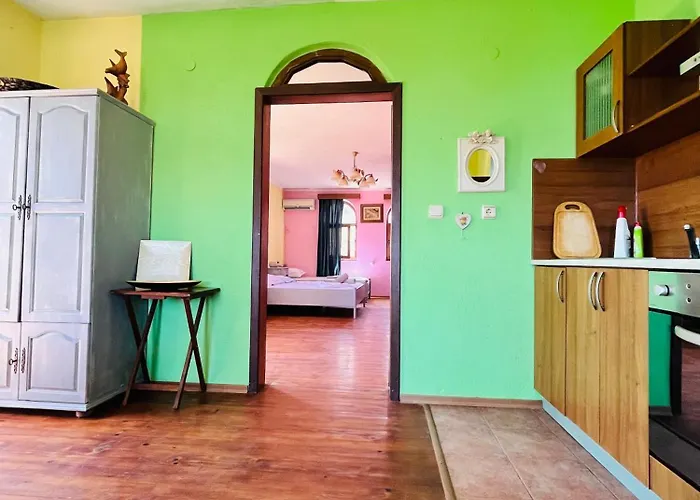 Brunette Beauties & Sinemorets Sinemoretz