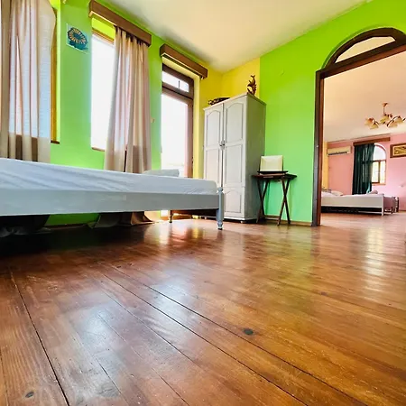 Brunette Beauties & Sinemorets Vendégház